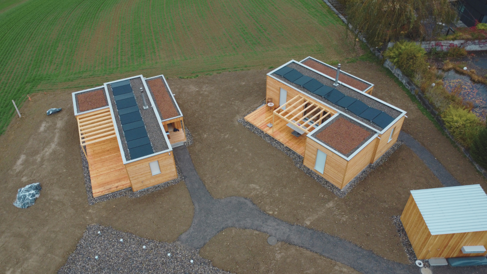 Fertiggstellte Öko-Minihäuser in Schmiedrued mit einer PV-Anlage von SolisTec