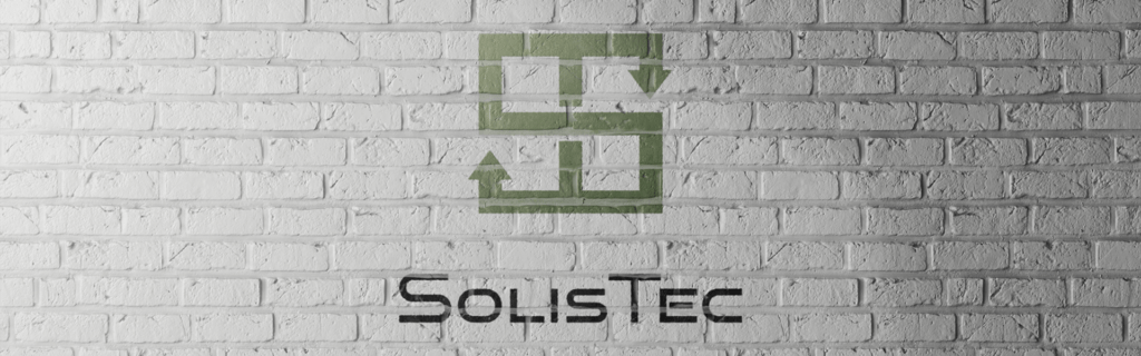 Logo von SolisTec auf einer weissen Backsteinwand